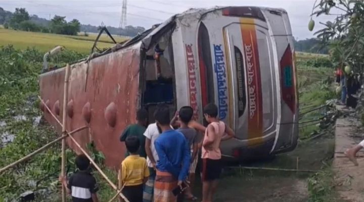 গোপালগঞ্জে যাত্রীবাহী বাস খাদে পড়ে আহত ২০